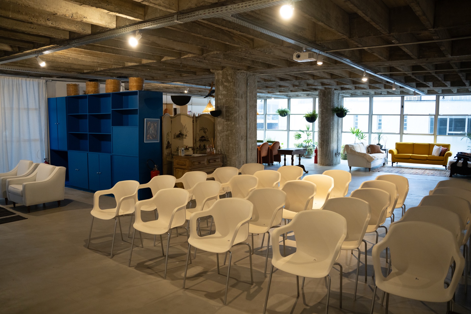 Espaço do evento preparado no formato de auditório
